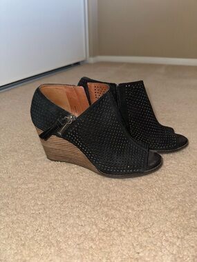 Lucky Brand Jabilo Suede Black Perforated Peep-Toe Wedge Booties, Sz 9
